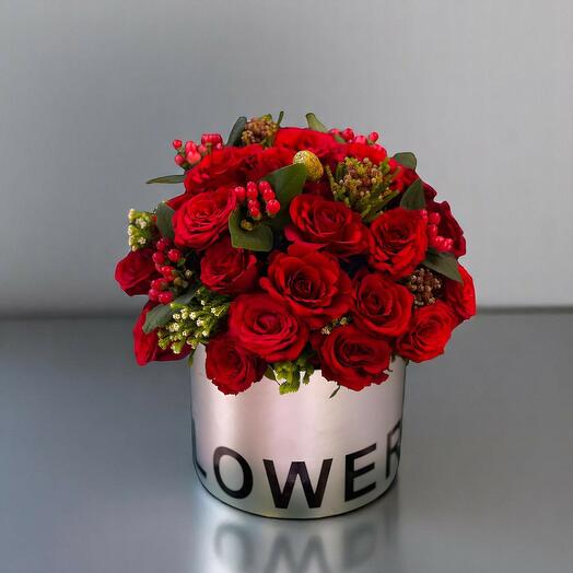 Сияющий круг из красных роз