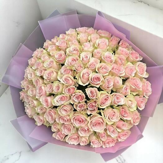 Букет Lamaan – 99 премиальных роз сорта Эсперанс в элегантной розовой упаковке