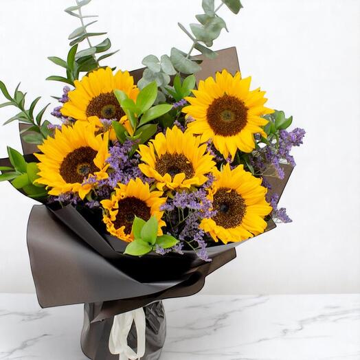 Солнечное цветение – 6 подсолнухов с фиолетовыми наполнителями в элегантной черной упаковке