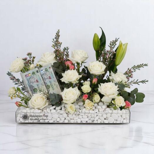Элегантная цветочная стойка для денег для праздничных случаев – белые розы, лилии  витрина для денежных подарков