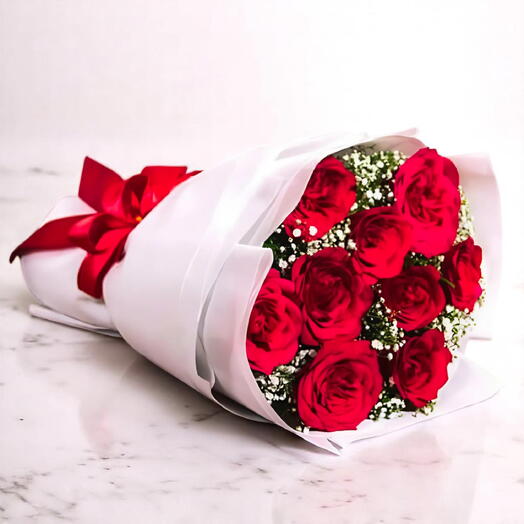 Букет Joylicious из красных роз – 15 красных роз с гипсофилой в элегантной белой упаковке