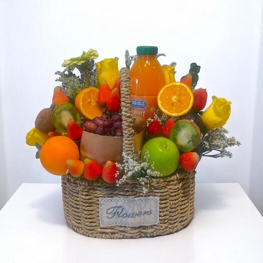 Подарочная корзина со свежими фруктами и цветами – смешанные фрукты, жёлтые розы   набор соков