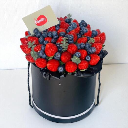 Любовь клубники и черники в корзине