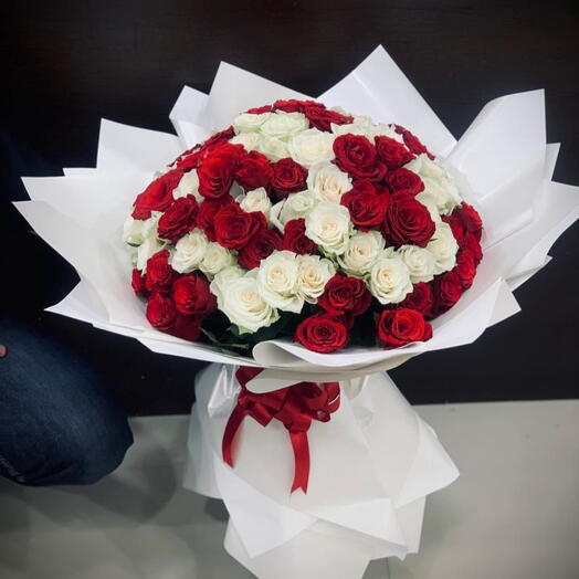 Joli bouquet mêlant le rouge et le blanc