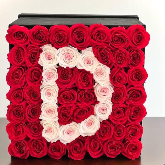 Бокс с инициалом- нежно-розовые розы