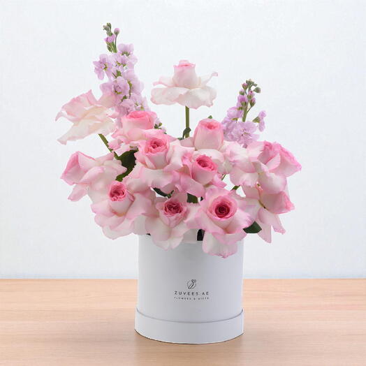 Étreinte de roses en boîte White Bloom