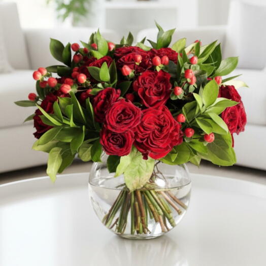 Романтическая композиция в красной вазе