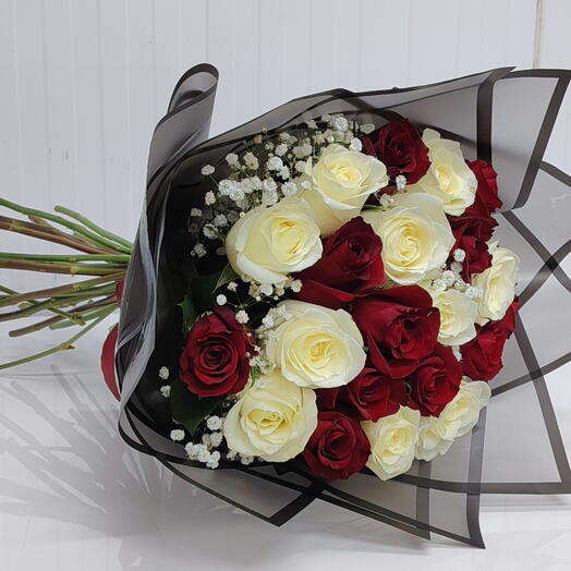 Букет из 25 красных и белых роз