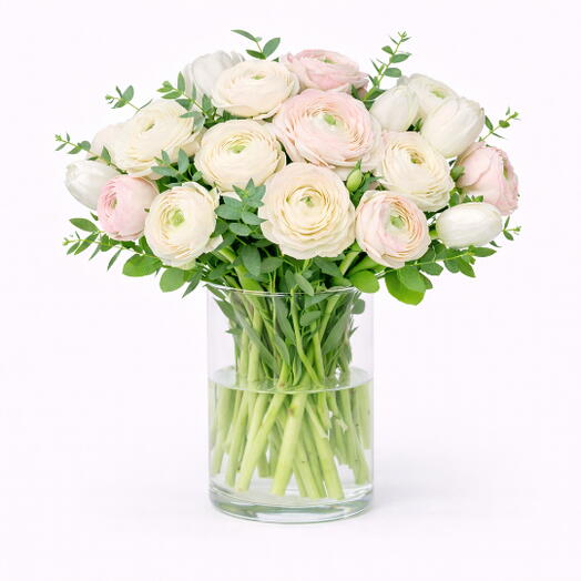 Ваза с ранункулюсами и розовыми тюльпанами