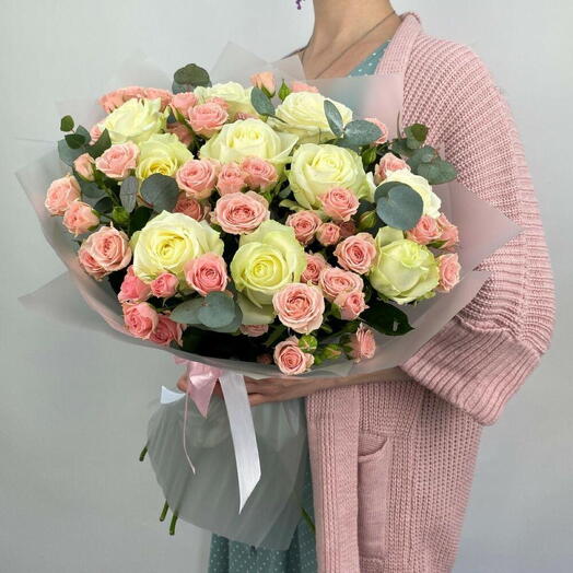 Букет из белых роз и кустовых роз