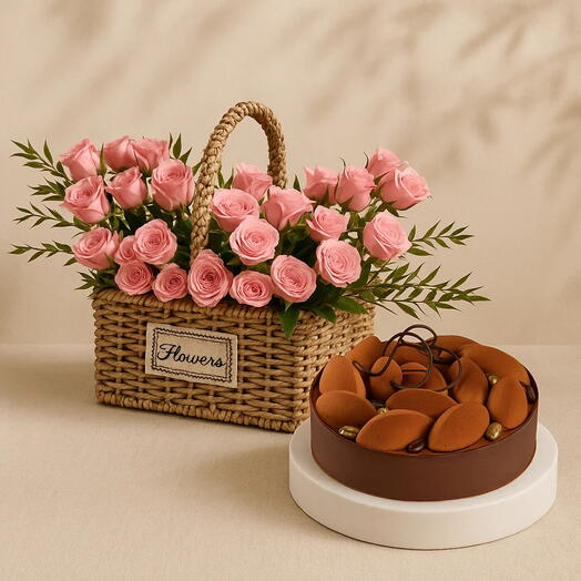 Panier de roses roses branchues avec gâteau tiramisu