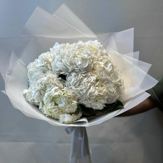 HYDRAGA BOUQUET BLANC À LA MAIN