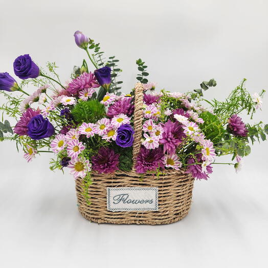 Цветочная корзина Bloomingdale – фиолетовые хризантемы, эустома   эвкалипт