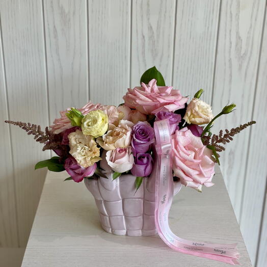 Свежие цветы в светло-розовой керамической сумочке