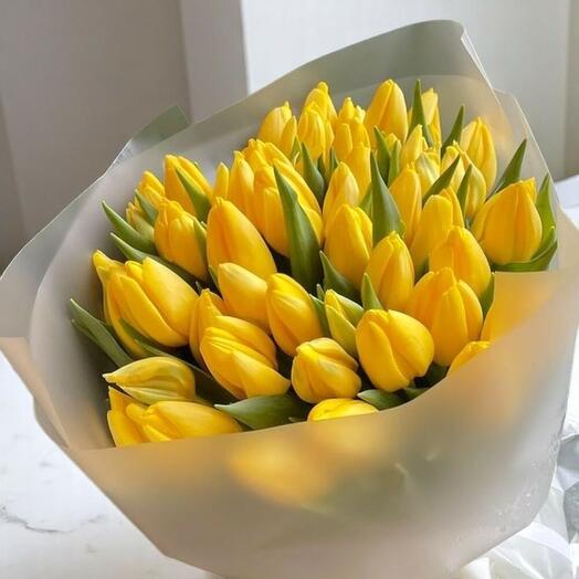 Ярный букет из 49 жёлтых тюльпанов – радостный цветочный подарок в элегантной упаковке