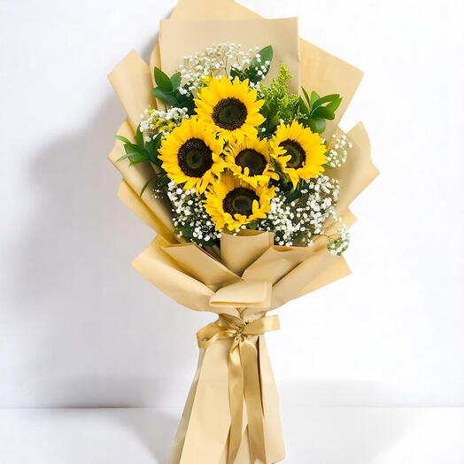 Яркий букет из подсолнухов – 5 подсолнухов с гипсофилой и рускусом в элегантной упаковке