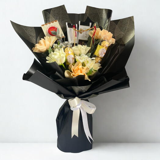 Элегантный шоколадный букет Bloom – персиково-белые розы с Ferrero Rocher Lindt