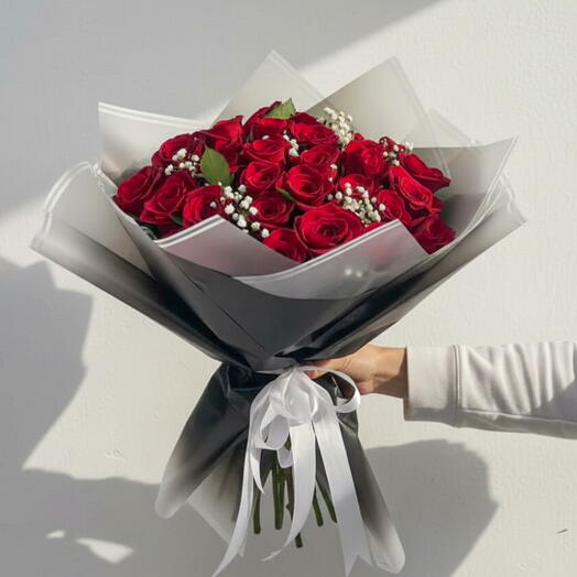 Midnight Romance – 21 Red Roses in Black   White Wrap