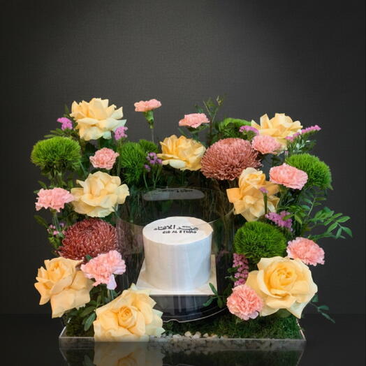 Акриловый поднос с мини-тортом и цветочными композициями