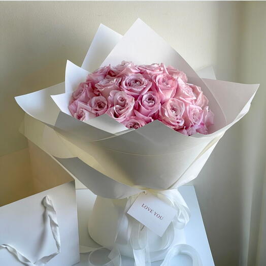 «Розовое облако мечты» — подарочный набор на День святого Валентина с букетом из 51 розовой розы.