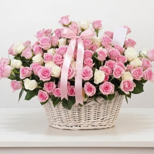 Cesta de flores rosas