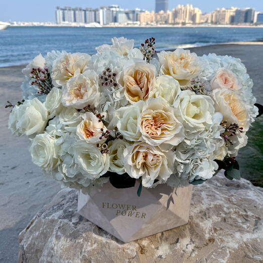 Кремовый Персик: коробка среднего размера с гортензиями, розами и хамелауциумом