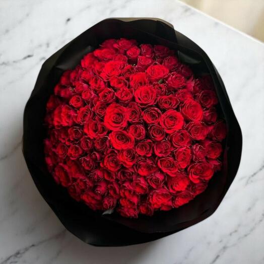 Алое цветение – 109 красных роз в роскошной чёрной упаковке