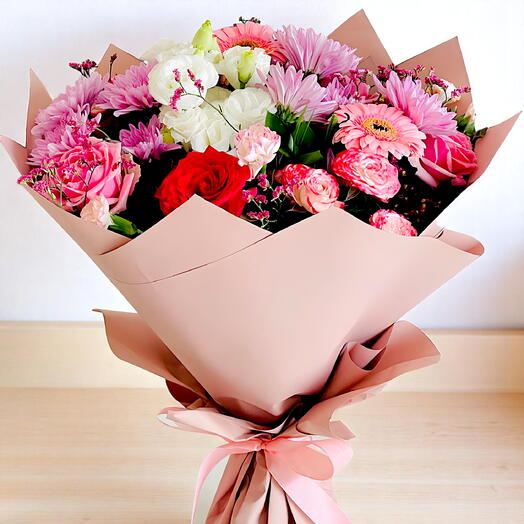 Bouquet d'Amour aux Fleurs Mélangées - Une Symphonie de Romance et d'Élégance