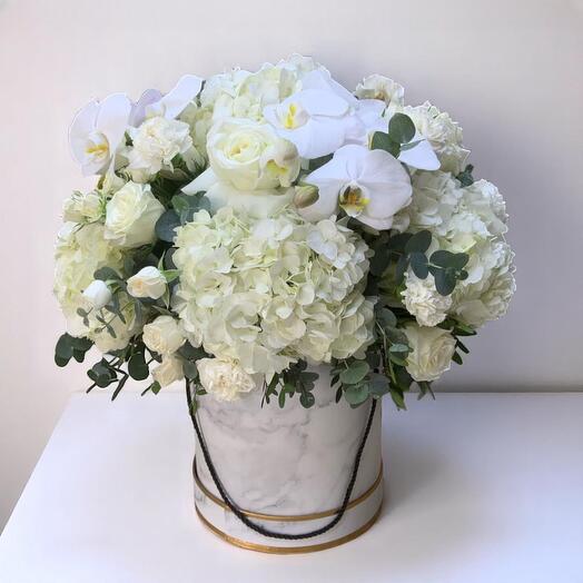 Душевная белая цветочная коробка с розами, гортензиями, орхидеями эвкалиптом – элегантная мраморная круглая подарочная композиция