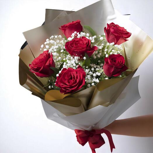 6 красных роз в золотой упаковке