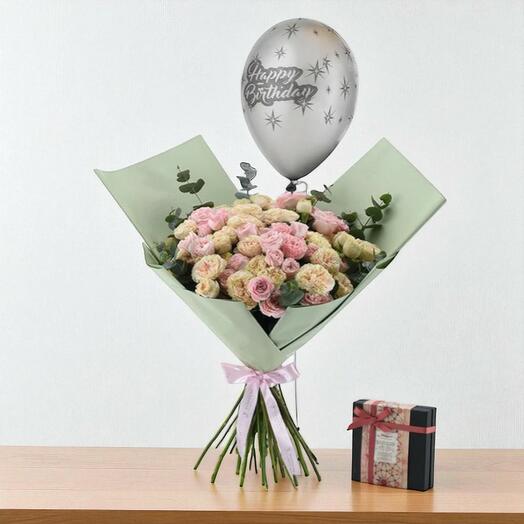 Праздничный набор из персиково-розовых садовых роз с шоколадом Mirzam