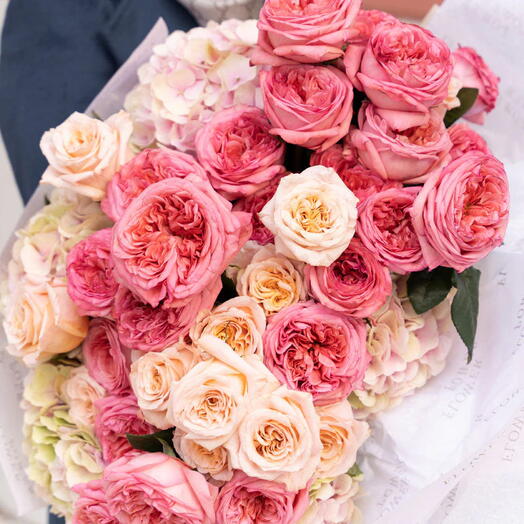 Румяный бутон: большой букет гортензий и садовых роз