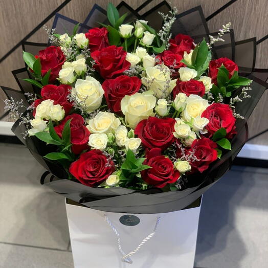 Премиум-букет в сумке — подарок на день рождения