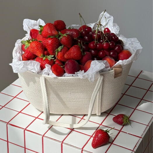 Корзина с ягодами и вишней