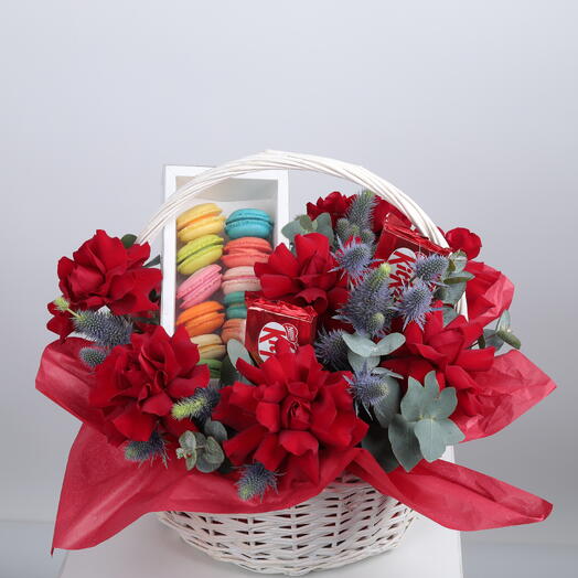 Корзина макарун Красный цветок 7284