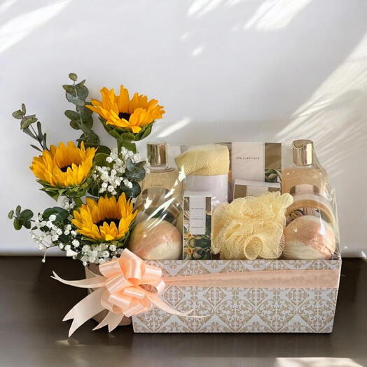 سلة هدايا فاخرة للعناية بالجسم | هدوء مشمس مع زهور عباد الشمس - هدية مثالية للاسترخاء في دبي