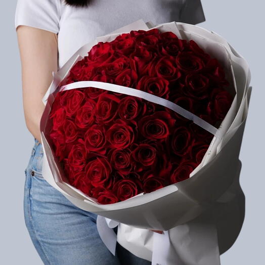 Charme enflammé _ Bouquet luxueux de 99 roses rouges pour un anniversaire ou la Saint-Valentin