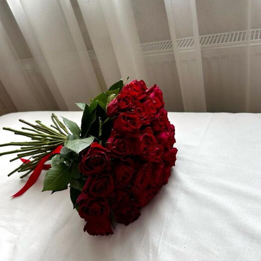 Роскошный букет из 20 премиальных красных роз - без упаковки