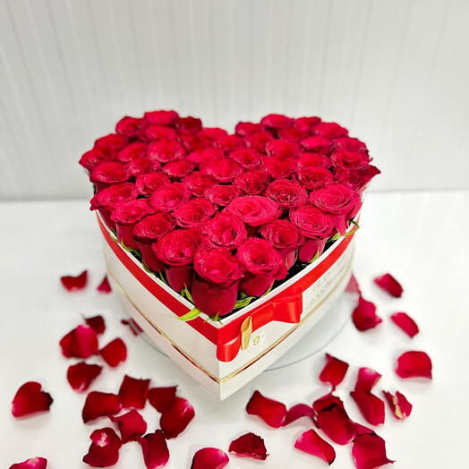Caja en forma de corazón con 35 rosas rojas
