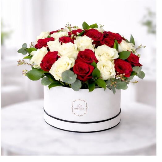 Роскошная коробка с красными розами и розами цвета слоновой кости