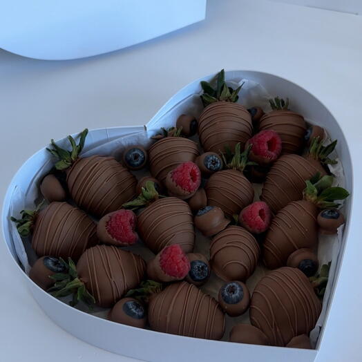 Strawberry LOVE, premium set with fresh berries