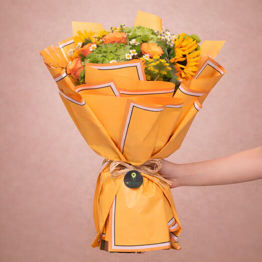 Букет «Зелёная долина»: гортензии, статные розы, подсолнухи с ноткой белого танацетума