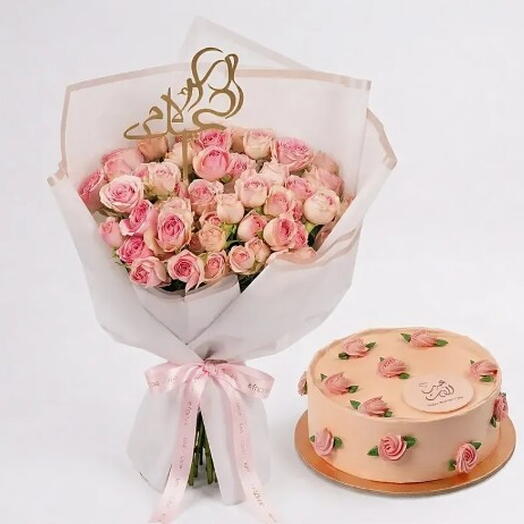 Bouquet de roses roses en spray avec gâteau au chocolat pour la fête des mères