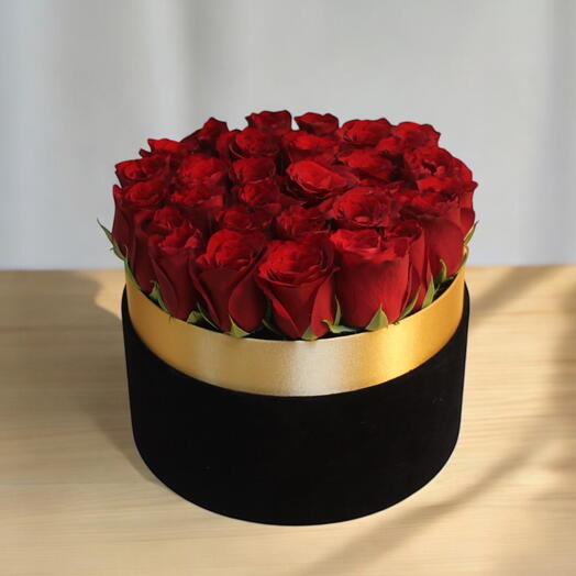 Caja de flores de color escarlata oscuro