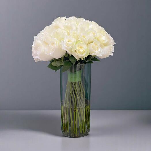 Белые розы в вазе
