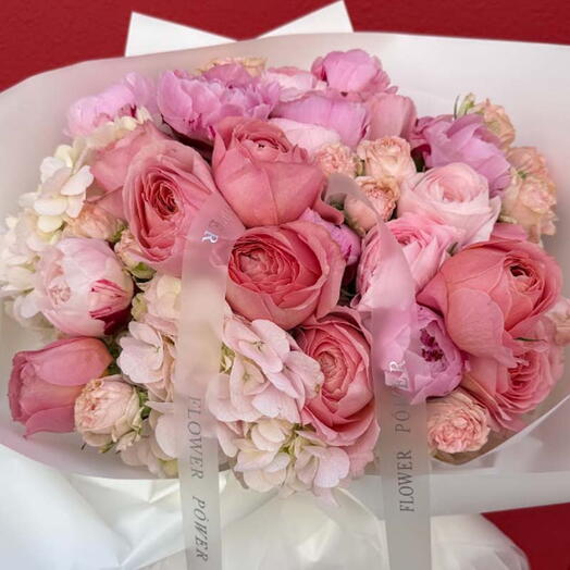 Розовые звенья: небольшие букеты из гортензий, пионов, ранункулюсов и роз