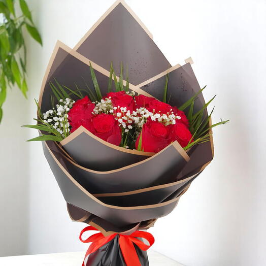 Элегантный букет из красных роз с гипсофилой