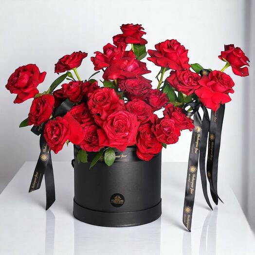 Boîte de roses rouges – Coup de foudre | 25 roses rouges romantiques dans une boîte-cadeau ronde noire
