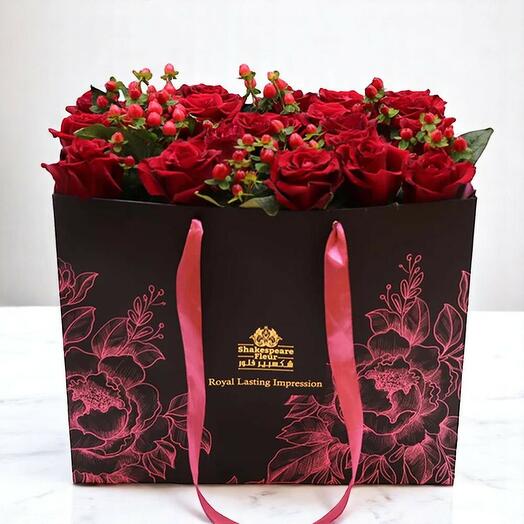 Bolsa de flores con amor | Arreglo floral con rosas rojas e hipérico