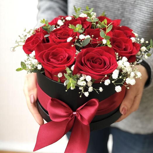 Sombrerera de rosas rojas de lujo – regalo floral romántico en elegante caja redonda negra